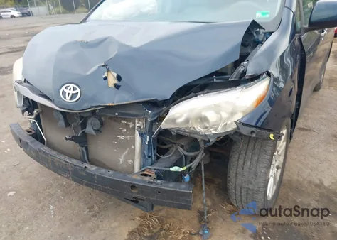 2011 Toyota Sienna Xle z USA, uszkodzony, nr VIN 5TDDK3DC1BS019352